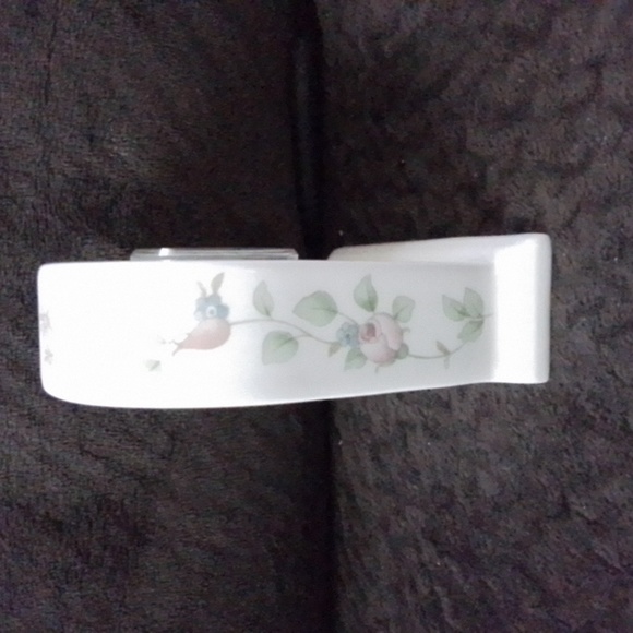 Small Wedgwood Bone China Rosehip Mantel Clock - Picture 5 of 6